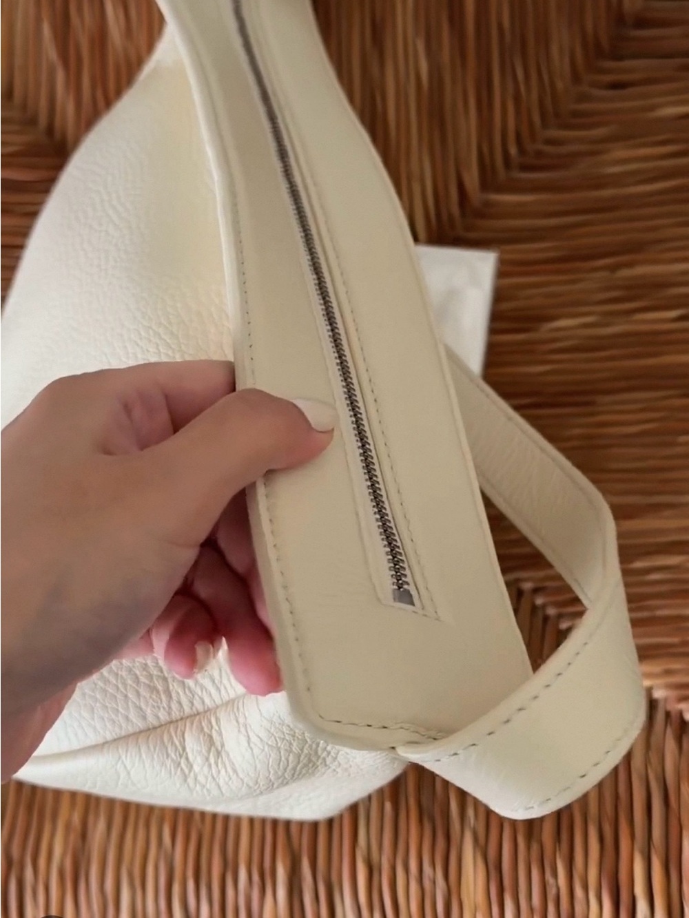 Auth The Row Slouchy Banana Bag Small Cream Leather Crossbody Bag - Picture 6 of 11
